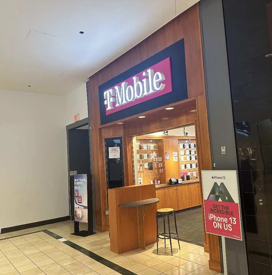 Foto del exterior de la tienda T-Mobile en Lehigh Valley Shopping Mall, Whitehall, PA
