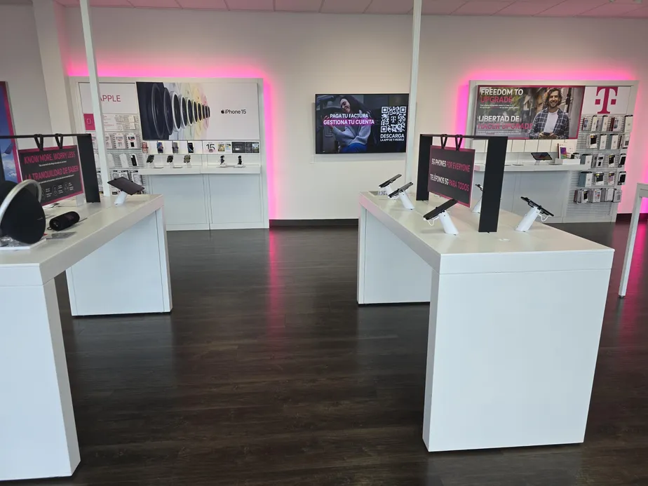  Interior photo of T-Mobile Store at Shrewsbury Commons, Shrewsbury, PA 