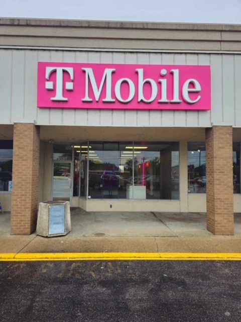 Interior photo of T-Mobile Store at Valley Station, Louisville, KY