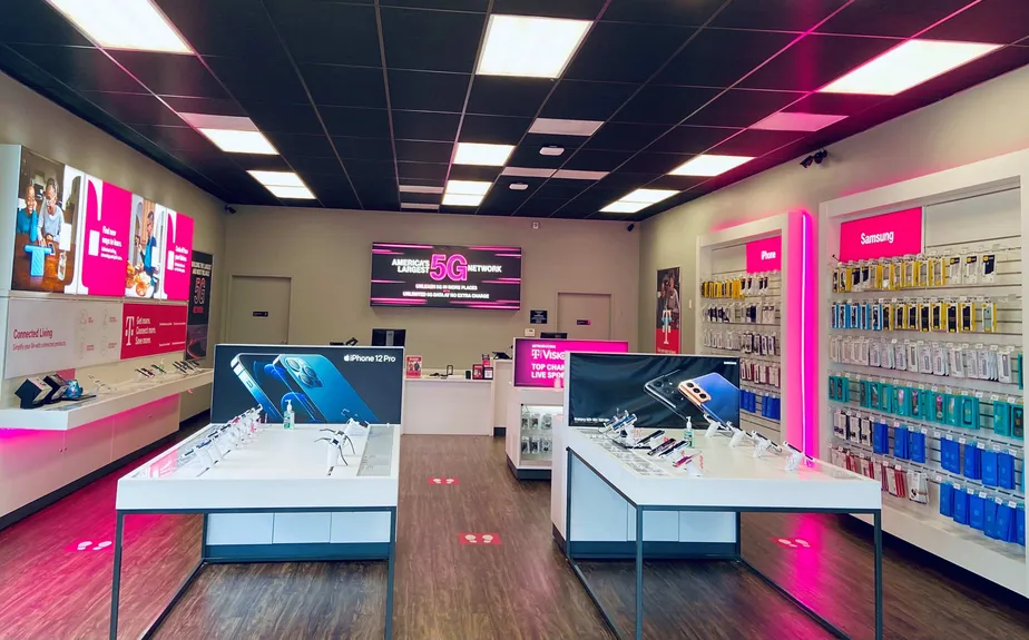Foto del interior de la tienda T-Mobile en 40th Ave & NE Cesar E Chavez Blvd, Portland, OR