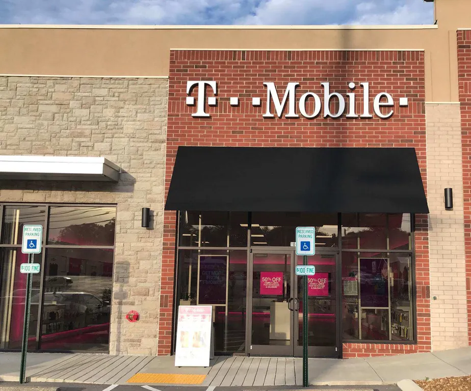 Exterior photo of T-Mobile store at South Jefferson Ave & Minnear St, Cookeville, TN