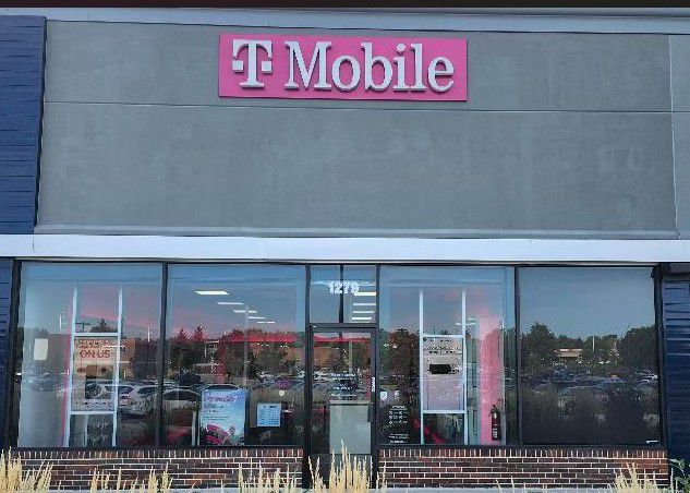 Exterior photo of T-Mobile Store at S Naper Blvd & 75th St, Naperville, IL