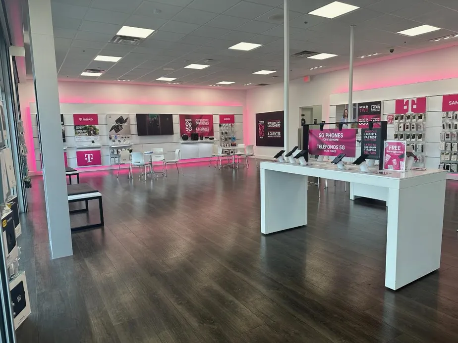 Foto del interior de la tienda T-Mobile en 91 Freeway & Mckinley St, Corona, CA