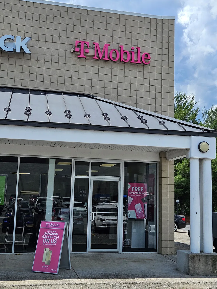  Exterior photo of T-Mobile Store at Lexington Crossing, Lexington, VA 