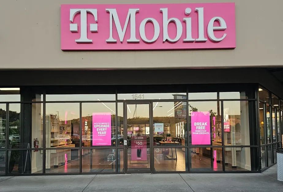  Exterior photo of T-Mobile Store at NW Louisiana Ave, Chehalis, WA 