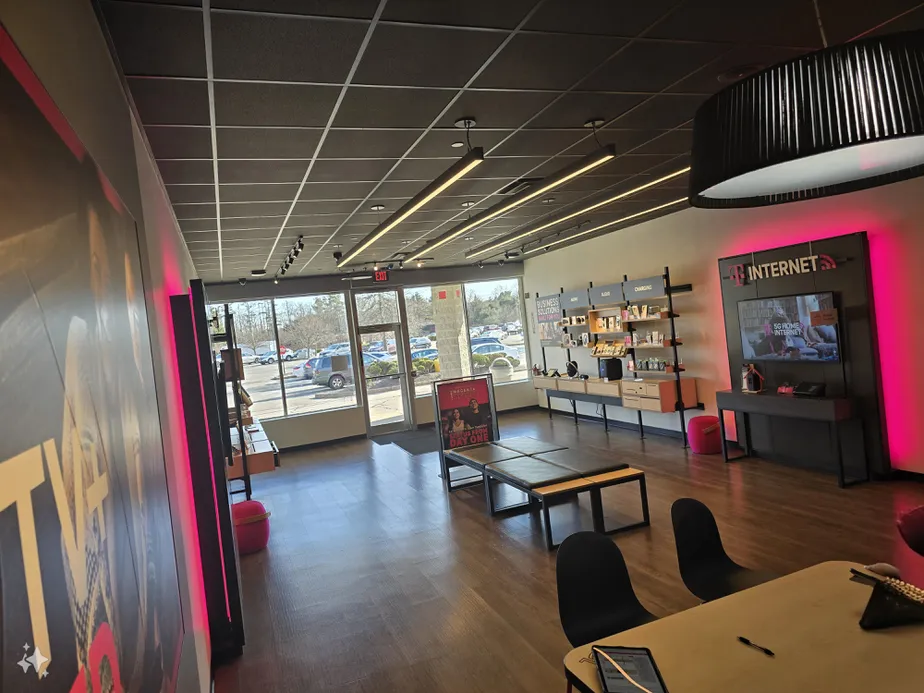 Foto del interior de la tienda T-Mobile en Stallbrook Marketplace, Bellingham, MA