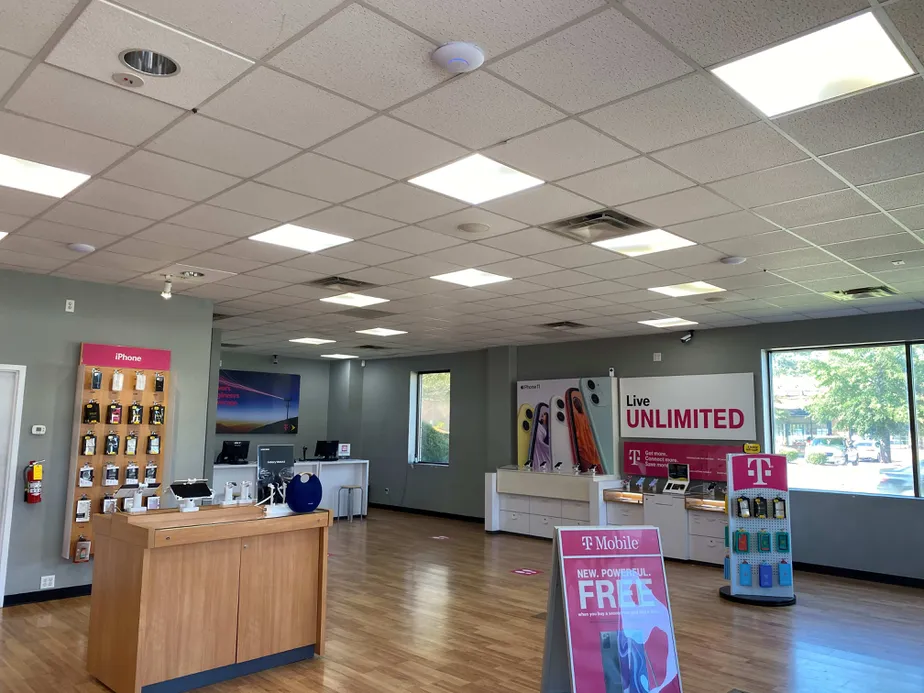 Foto del interior de la tienda T-Mobile en Forest Dr & Gamewell Dr, Columbia, SC