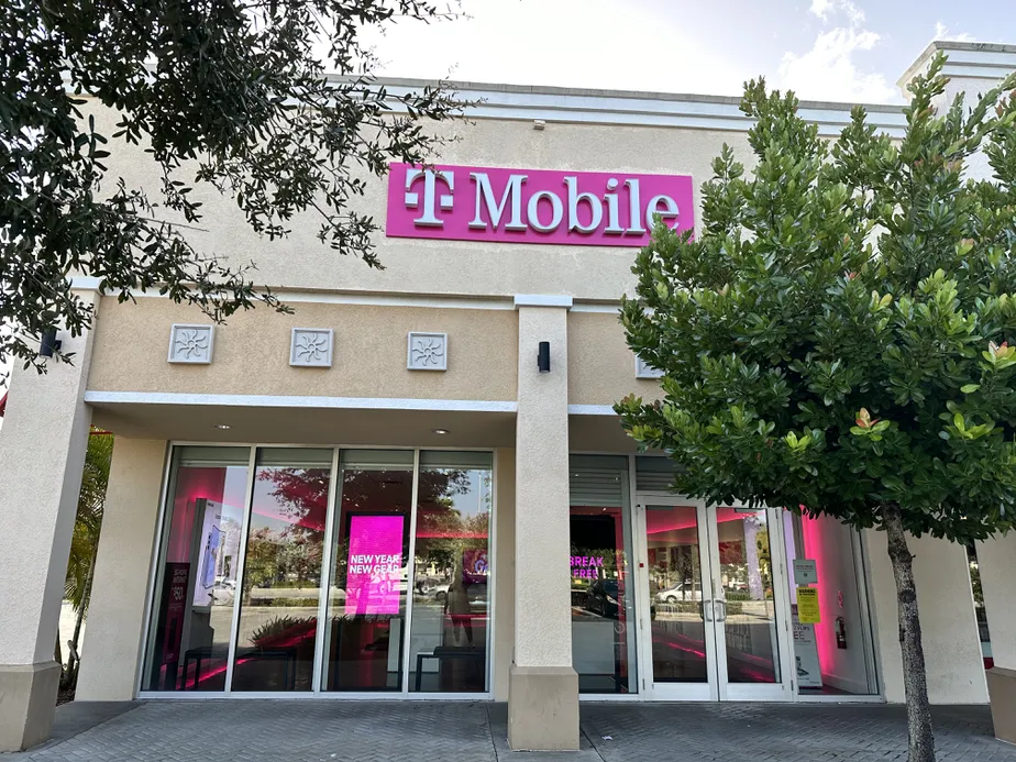 Exterior photo of T-Mobile Store at Hwy 441 & Hollywood Blvd, Hollywood, FL