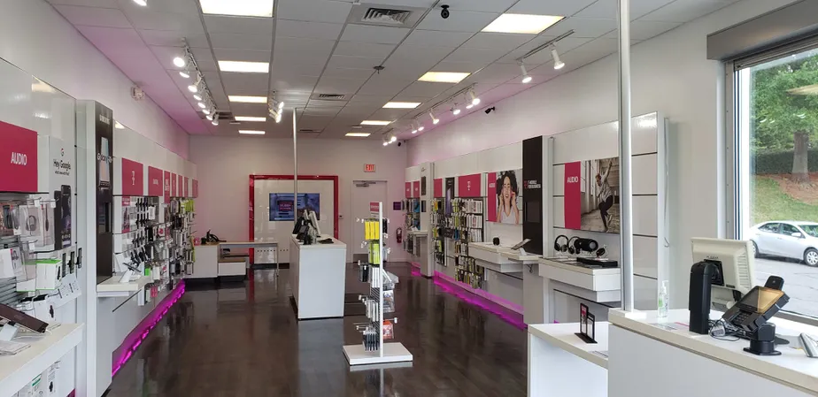 Foto del interior de la tienda T-Mobile en Albemarle Rd & Circumferential Rd, Charlotte, NC