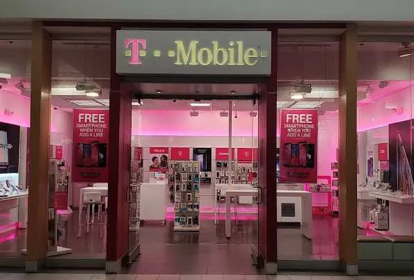 Exterior photo of T-Mobile store at Chicago Ridge 3, Chicago Ridge, IL