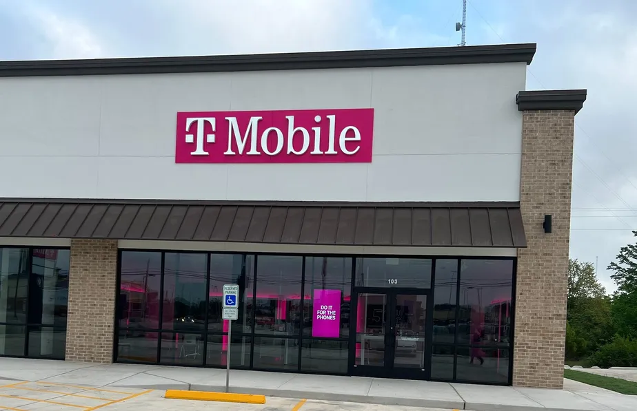 Foto del exterior de la tienda T-Mobile en US 290 & E Hempstead St, Giddings, TX
