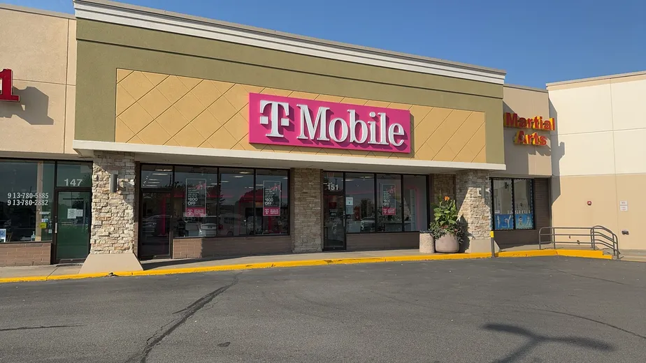  Exterior photo of T-Mobile Store at K7 & Sante Fe, Olathe, KS 