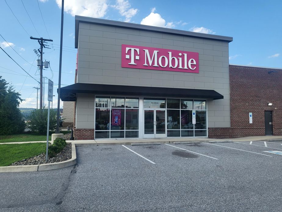 Exterior photo of T-Mobile Store at E Market St & Memory Ln, York, PA