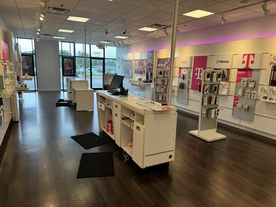  Interior photo of T-Mobile Store at East 10th Street, Jeffersonville, IN 